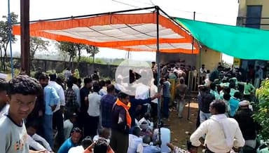 जैसीनगर: जैसीनगर मंडी में खाद के लिए किसानों की लंबी कतारें, टोकन सिस्टम से हो रहा वितरण