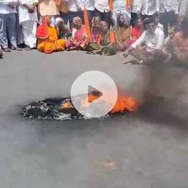 ಶಹಾಬಾದ: ಮುತ್ತಗಾ ಗ್ರಾಮದಲ್ಲಿ ಅಂಬಿಗರ ಚೌಡಯ್ಯ ಅಪಮಾನ ಖಂಡಿಸಿ ಭಂಕೂರು ಕ್ರಾಸ್ ಬಳಿ ರಸ್ತೆ ತಡೆದು ಟೈರಗೆ ಬೆಂಕಿ ಹಚ್ಚಿ ಪ್ರತಿಭಟನೆ