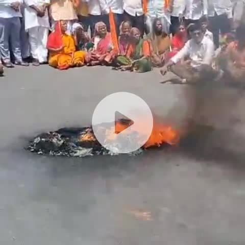 ಶಹಾಬಾದ: ಮುತ್ತಗಾ ಗ್ರಾಮದಲ್ಲಿ ಅಂಬಿಗರ ಚೌಡಯ್ಯ ಅಪಮಾನ ಖಂಡಿಸಿ ಭಂಕೂರು ಕ್ರಾಸ್ ಬಳಿ ರಸ್ತೆ ತಡೆದು ಟೈರಗೆ ಬೆಂಕಿ ಹಚ್ಚಿ ಪ್ರತಿಭಟನೆ