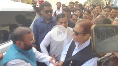 रामपुर: शनिवार को जेल रोड स्थित आवास पर एपीडी के राष्ट्रीय अध्यक्ष स्वामी प्रसाद मौर्य ने आजम खान से मुलाकात की, सरकार पर बरसे