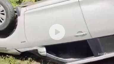 मानपुर-महू रोड पर कार पलटी, दो युवक मामूली रूप से घायल