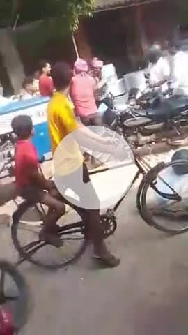 जौनपुर: सपा नेता सहित तीन लोगों ने दलित ट्रैक्टर चालक को पीटा, वीडियो हुआ वायरल