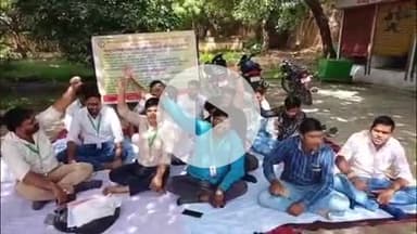 फतेहाबाद: फतेहाबाद के सामुदायिक स्वास्थ्य केंद्र पर अपनी विभिन्न मांगों को लेकर धरने पर बैठे कम्युनिटी हेल्थ ऑफीसर