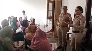 नौगावां सादात: नौगांवा तहसील क्षेत्र में महिला पुलिसकर्मी ने महिला व छात्राओं को किया जागरूक