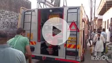 हाथरस: सदर के नबीपुर खुर्द में पायदान की फैक्ट्री में अज्ञात परिस्थितियों में लगी भीषण आग, मौके पर पांच फायर बिग्रेड गाड़ियां