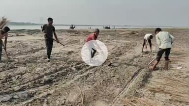 धनौरा: गजरौला के तिगरी गंगा धाम में लगने वाले मेले की तैयारियां तेज, सड़क बनाते मजदूर