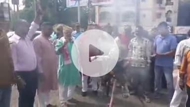 हुज़ूर: स्वामी आनंद स्वरूप के विवादित बयान पर भोपाल में यादव महासभा ने जताया विरोध, रोशनपुरा चौराहे पर किया पुतला दहन