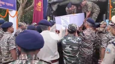 कांके: धुर्वा स्थित सीआरपीएफ कैंप में आईईडी विस्फोट में शहीद सीआरपीएफ हेड कांस्टेबल को श्रद्धांजलि दी गई