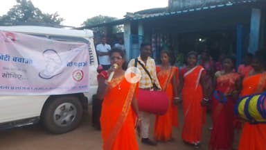 खुशमन सांस्कृतिक कला मंच गुमला द्वारा गीत नृत्य एवं नुक्कड़ नाटक के माध्यम से लोगों को बेटी बचाओ बेटी पढ़ाओ विषय पर जागरूक करते हुए