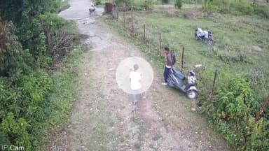 देहरादून: डूंगा गांव में स्कूटी चोरी के प्रयास का CCTV हुआ वायरल, घर के बाहर खड़ी स्कूटी को चुराने का था प्रयास