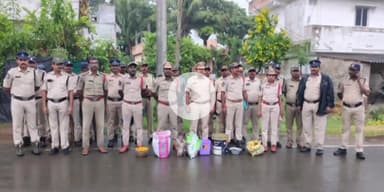 గుడివాడ: బొమ్ములూరులో పోలీసుల కార్డెన్ సెర్చ్