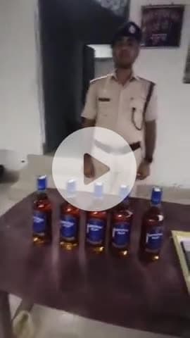 कोडरमा: कोडरमा आरपीएफ ने इंटरसिटी एक्सप्रेस में चेकिंग के दौरान संदिग्ध शराब बरामद की