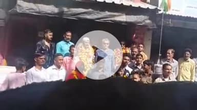 झांसी: झांसी से हज-उमरा यात्रियों को शहरवासियों ने दी विदाई, स्टेशन पर AIMIM के बुंदेलखंड अध्यक्ष ने माला पहनाकर किया सम्मान