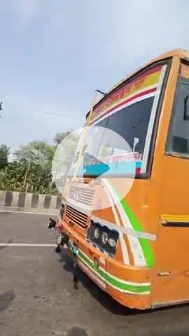 करछना: जेल रोड के पास तेज रफ्तार रोडवेज बस चालक ने पत्रकार की बाइक में मारी टक्कर, बड़ा हादसा होने से टला, वीडियो वायरल