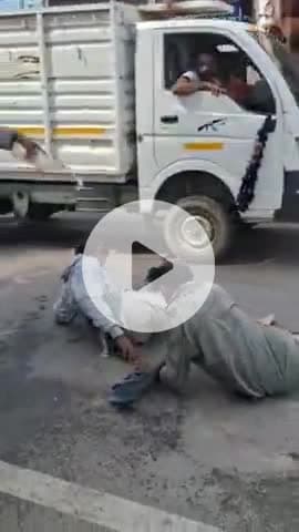 करछना: नैनी रेलवे स्टेशन रोड पर शराब का सेवन करने के बाद दो युवकों ने बीच मार्ग पर किया हंगामा, वीडियो सोशल मीडिया पर वायरल