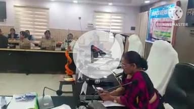 बक्सर: डीएम के नेतृत्व में समाहरणालय के सभागार में अंतरराष्ट्रीय बालिका दिवस पर संवाद कार्यक्रम आयोजित, छात्राओं को दी जानकारी