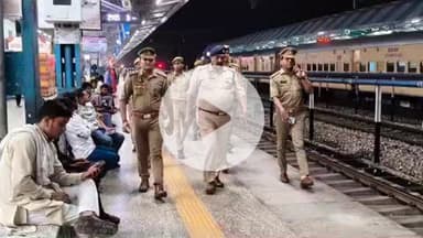 बीसलपुर: पीलीभीत रेलवे स्टेशन पर त्योहारों को ध्यान में रखते हुए पुलिस ने चलाया सर्च ऑपरेशन