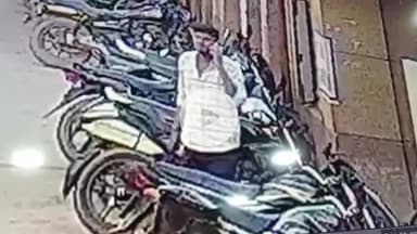 प्रतापगढ़: प्रतापगढ़ के जिला मेडिकल कॉलेज से कर्मचारियों की बाइक हुई चोरी, सीसीटीवी में कैद हुई करतूत