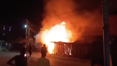 महनार: महनार बाजार के न्यू रोड में भीषण आग, चार दुकानें जलकर राख, लाखों का नुकसान