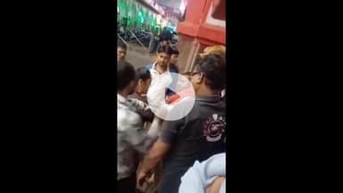 झांसी: रेलवे स्टेशन झांसी के बाहर एक महिला ने ऑटो चालक को पीटा, वीडियो हुआ वायरल