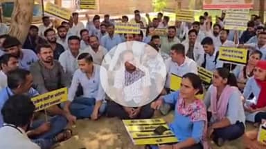 बाड़मेर: नर्सिंग ऑफिसर भर्ती को लेकर नर्सिंग कर्मियों ने जिला चिकित्सालय के बाहर किया प्रदर्शन