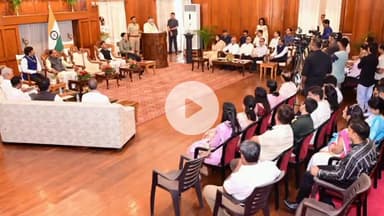 कांके: राजभवन में राज्यपाल ने स्व. सीताराम मारू के जन्म शताब्दी दिवस पर स्मारक डाक टिकट का लोकार्पण किया