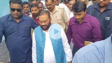 रामपुर: शनिवार को वरिष्ठ नेता स्वामी प्रसाद मौर्य जेल रोड स्थित आजम खान के आवास पर उनसे मिलने पहुंचे