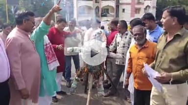 हुज़ूर: रोशनपुरा चौराहे पर आनंद स्वरूप महाराज का पुतला दहन, सीएम मोहन यादव के विवादित बयान पर फूटा गुस्सा