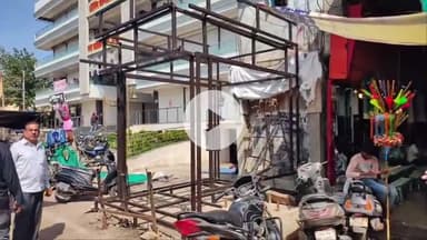 सागर नगर: डीडी कॉम्प्लेक्स के पास रखे जा रहे टपरे का दुकानदारों ने किया विरोध, कहा- हमारे ठेले अतिक्रमण हैं तो यह क्या है?