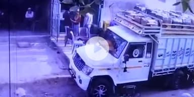 बागपत: सब्जी मंडी बागपत में गले सड़े सेब देने का विरोध करने पर फल विक्रेता को दबंगों ने बेरहमी से पीटा, घटना CCTV में हुई कैद