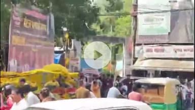 झांसी: सदर बाजार के रानी लक्ष्मीबाई चौक पर महिला फल विक्रेता ने महिला ग्राहक को पीटा, वीडियो हुआ वायरल