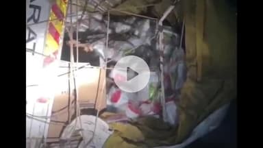 सागर नगर: राहतगढ़ ओवरब्रिज पर अनियंत्रित ट्रक पलटा, सड़क पर बिखरे सोयाबीन रिफाइंड तेल के जार