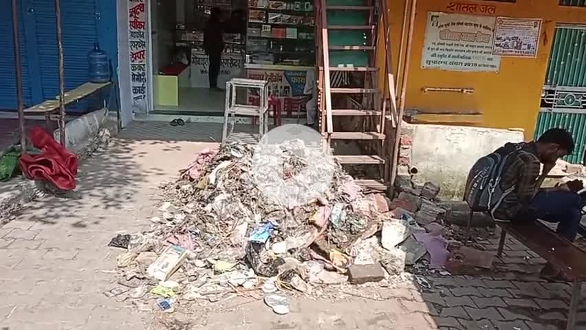 वॉर्ड नम्वर 14 पिछोर  मैन रोड बस स्टैण्ड पर दुकान के समने लगे कचरा क़े ढ़ेर नगर पंचायत का नहीं है ध्यान वॉर्ड पार्षद गायब