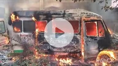 औरैया: दिबियापुर सामुदायिक स्वास्थ्य केंद्र परिसर में खड़ी दो पुरानी एंबुलेंस में लगी आग, मचा हड़कंप