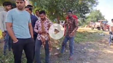 झांसी: रक्सा के सुजवाहा के पास बकरियों के झुंड से टकराई मोटरसाइकिल, तीन मजदूर सड़क पर गिरकर हुए घायल