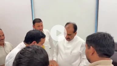 अमरोहा: झनकपुरी कार्यालय पर भाजपा सांसद चौधरी कंवर सिंह तवंर ने लोगों की समस्याएं सुनीं, अधिकारियों को लगाई फटकार