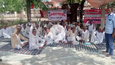 चरखी दादरी: बाढड़ा बिजलीघर परिसर में फसल बीमा घोटाले के विरोध में किसानों का धरना जारी, जमकर हुई नारेबाजी