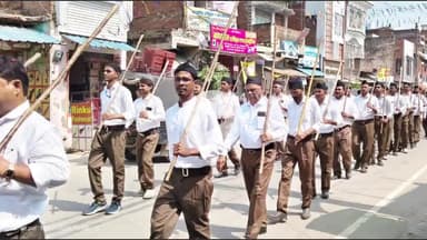 जौनपुर: राष्ट्रीय स्वयंसेवक संघ ने जौनपुर में विजयादशमी उत्सव और शताब्दी वर्ष के अवसर पर पथ संचलन का आयोजन किया