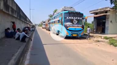 झांसी: मध्य प्रदेश की ओर से आ रही बसों को सेल टैक्स टीम ने रक्सा स्थित झांसी-शिवपुरी हाईवे पर चेक किया, यात्री परेशान