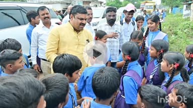 दुर्ग: शिक्षा मंत्री गजेन्द्र यादव ने अछोटी प्रवास के दौरान मुड़पार गांव में विद्यालय जा रहे विद्यार्थियों से मुलाकात की