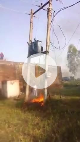 करछना: बारी बजहिया गांव में शॉर्ट सर्किट से तेज धमाके के साथ 63 केवीए के ट्रांसफार्मर में लगी आग, मची अफरा-तफरी