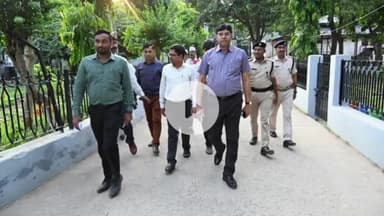 बक्सर: डीएम ने एमपी हाई स्कूल में चल रहे मतदान कर्मियों के प्रशिक्षण कार्य का निरीक्षण किया