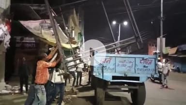 सागर नगर: कटरा बाजार में टपरा विवाद: विरोध के बाद निगम ने देर रात टपरा हटाया