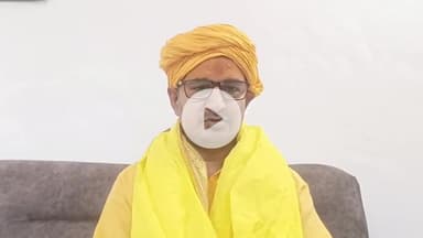 वृंदावन /सनातनीयों के गौरव प्रेमानन्द महाराज जी दीर्घायु हों : संत समाज
पंडित दिनेश शर्मा फलाहारी महाराज