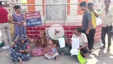 ललितपुर: विष्णुपुरा निवासी परिवार ने विपक्षियों पर झूठी शिकायतें करके परेशान करने का आरोप लगाते हुए अनशन पर बैठा