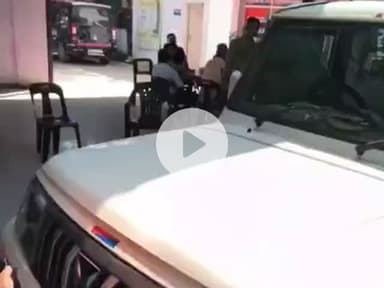 धनौरा: पहाड़पुर में ग्रामीण पर हुआ हमला, मंडी धनौरा थाने पर पहुंचे भारतीय किसान यूनियन के लोग, लगाए गंभीर आरोप और किया हंगामा