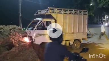 हरदोई: कैनाल रोड पर अनियंत्रित पिकप डाला सड़क किनारे मौरंग में घुसा, नशेड़ी ड्राइवर को लोगों ने पीटा, चालक हिरासत में