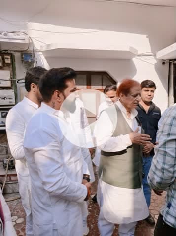 आज पूर्व सांसद पूर्व मंत्री समाजवादी पार्टी के वरिष्ठ नेता आदरणीय आजम खान साहब जी जेल से रिहा होने के बाद आज उनके निजी आवास रामपुर  पहुंच कर शिष्टाचार भेंट हुई और शाहजहांपुर राजनीतिक मुद्दों पर बात हुई

 , #मिशन_2027,