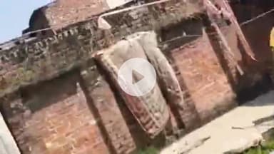 हरदोई: मेडिकल कॉलेज के अंदर बने पुलिस सहायता केंद्र के पास से साइकिल चुराकर भाग रहे युवक को लोगों ने पकड़कर पीटा, पुलिस को सौंपा