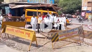 महू श्याम विलास चौराहे पर सड़क के गड्ढे को लेकर लोगों का प्रदर्शन